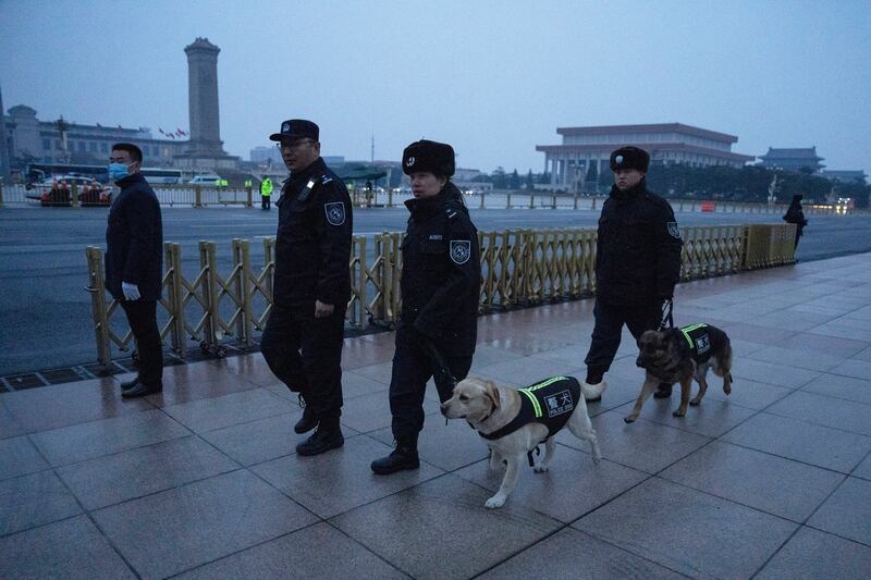 中国人大会 警察 天安门广场 巡逻